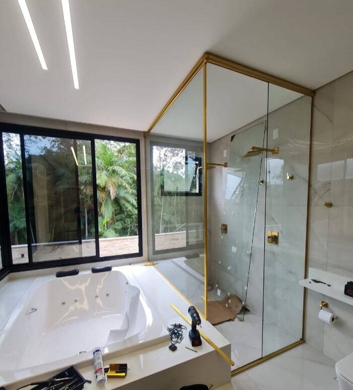 Box de banheiro com friso dourado