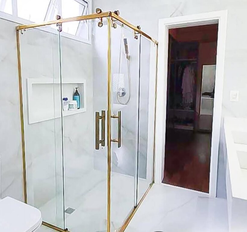 Box de banheiro com acabamento dourado