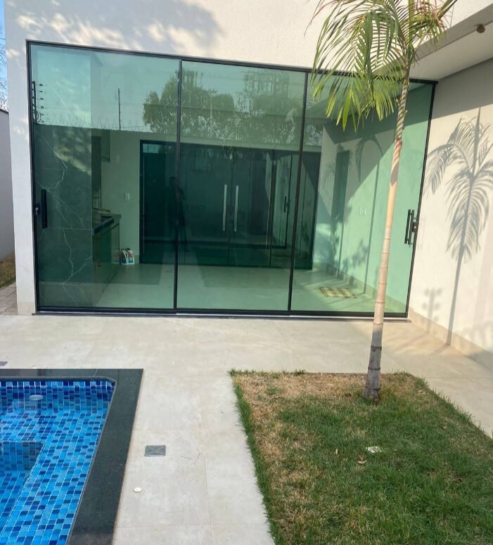 Fechamento de vidro em área de piscina