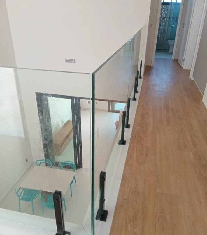 Guarda-corpo de vidro em mezanino interno